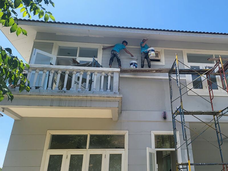 Để đảm bảo vẻ đẹp của màu sơn nên vệ sinh tường định kỳ