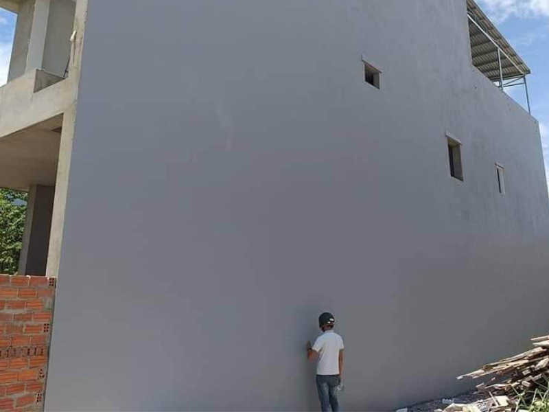 Tính toán diện tích tường thực tế là bước quan trọng để xác định lượng sơn cần dùng