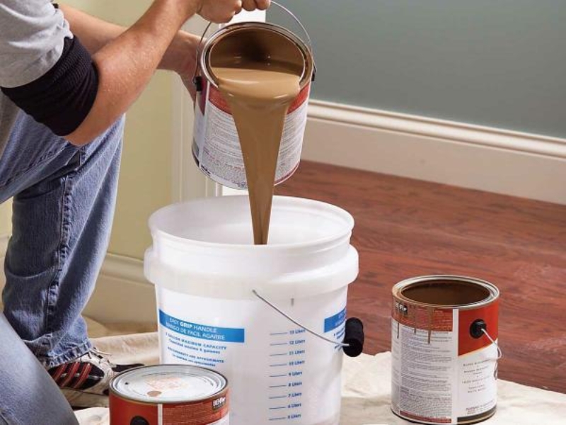 Sử dụng nước sạch và dụng cụ khuấy đều giúp màng sơn không bị vón cục hoặc biến chất