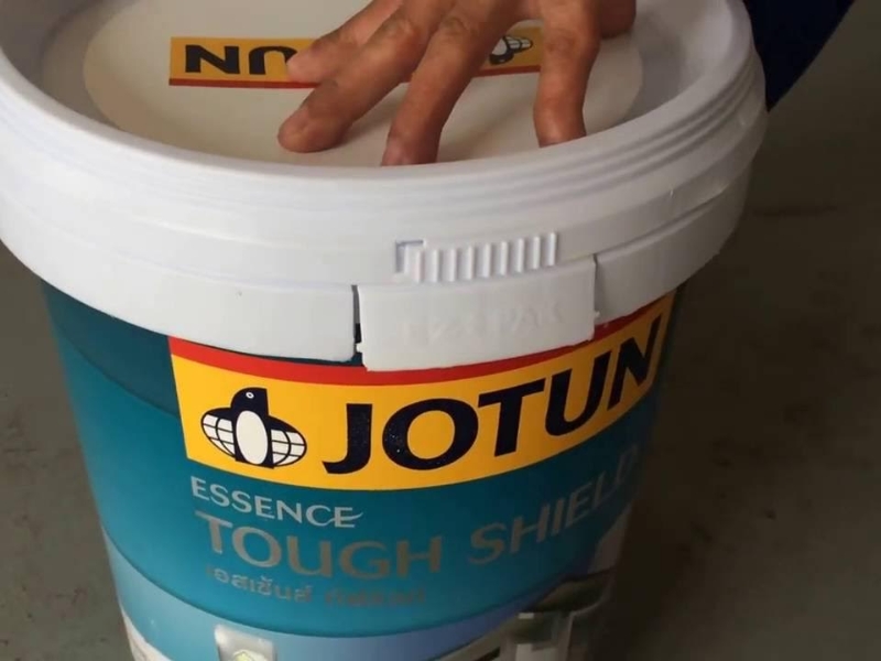 Đối với nắp nhựa cần thực hiện cắt đai khóa bảo vệ trước khi dùng lực cạy xung quanh Đối với nắp nhựa cần thực hiện cắt đai khóa bảo vệ trước khi dùng lực cạy xung quanh