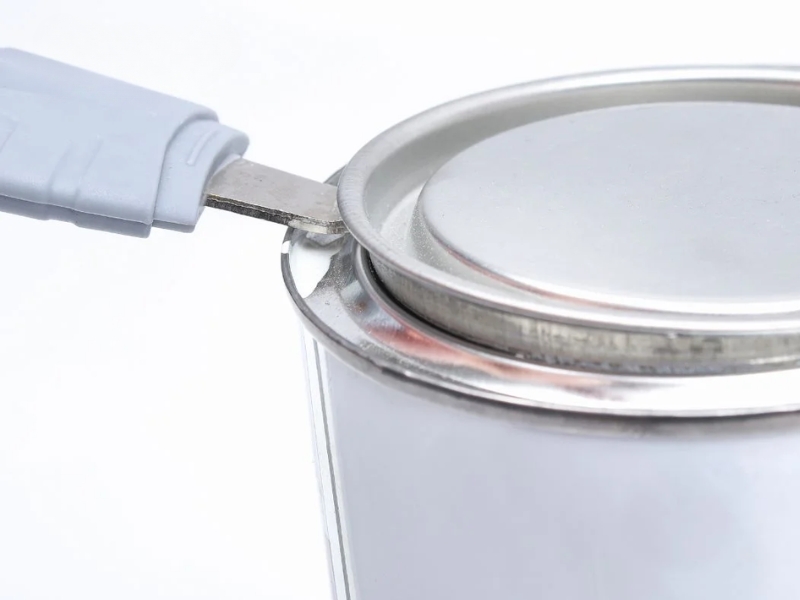 Đặt đầu tua vít vào rãnh và bẩy từng chút một theo chiều kim đồng hồ Đặt đầu tua vít vào rãnh và bẩy từng chút một theo chiều kim đồng hồ