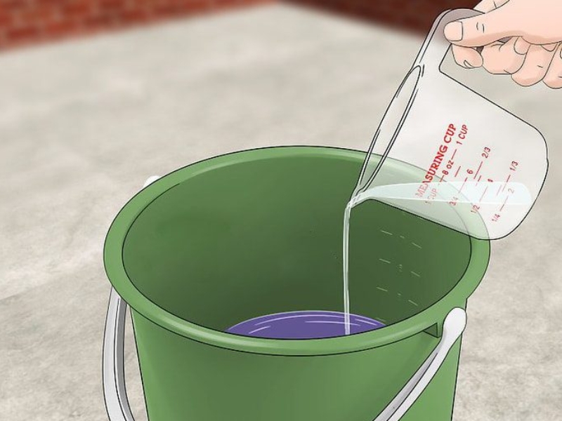 Hãy đổ nước sạch vào thùng sơn một cách chậm rãi để dễ dàng kiểm soát độ lỏng