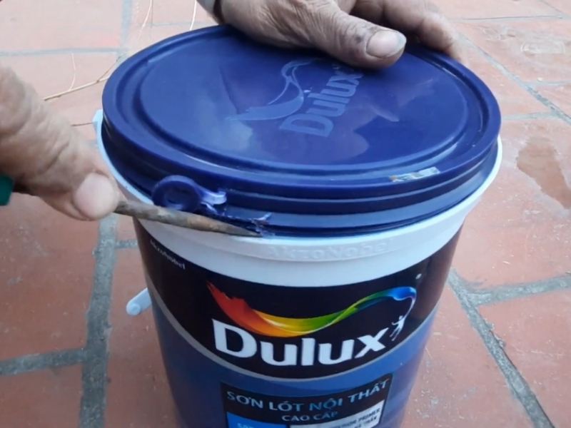 Dùng tua vít dẹt lách vào khe hở và bẩy nhẹ nhàng xung quanh nắp thùng để mở Dùng tua vít dẹt lách vào khe hở và bẩy nhẹ nhàng xung quanh nắp thùng để mở