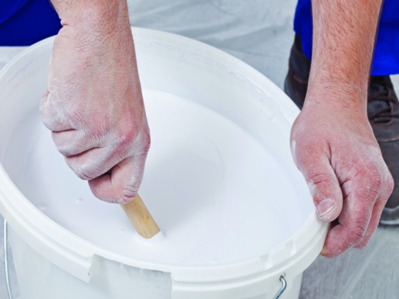 Bạn cần khuấy nhẹ lại thùng sơn nếu đã để lâu không sử dụng trong quá trình thi công