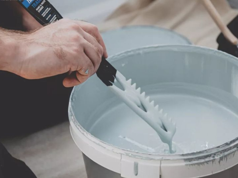 Kiểm tra độ đặc của sơn trước khi thêm nước sạch