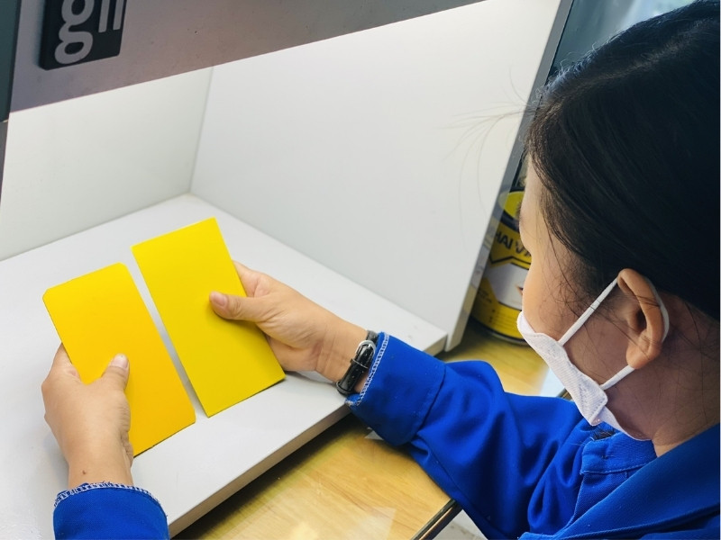 Kiểm tra màu sơn dưới ánh sáng tránh tình trạng sai lệch sắc độ sau khi hoàn thiện