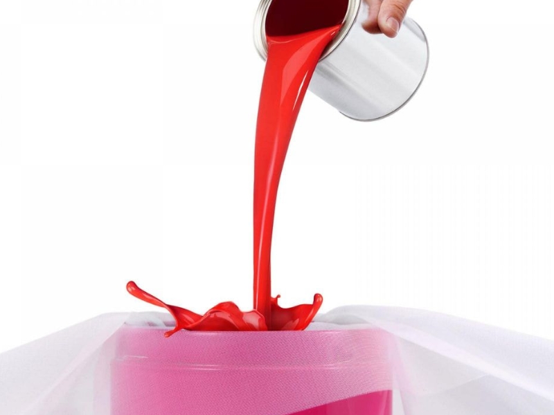 Lọc sơn qua lưới giúp loại bỏ tạp chất và đảm bảo bề mặt tường sau khi sơn phẳng mịn