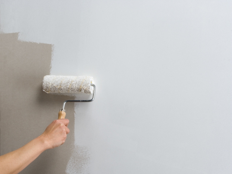 Pha sơn nước đúng tỷ lệ giúp màng sơn bám dính tốt và bảo vệ tường bền lâu