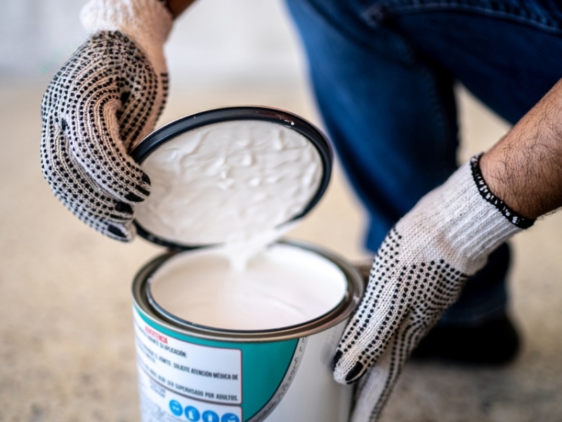 Vệ sinh sạch bề mặt nắp trước khi mở giúp ngăn chặn bụi bẩn rơi vào làm hỏng nước sơn Vệ sinh sạch bề mặt nắp trước khi mở giúp ngăn chặn bụi bẩn rơi vào làm hỏng nước sơn