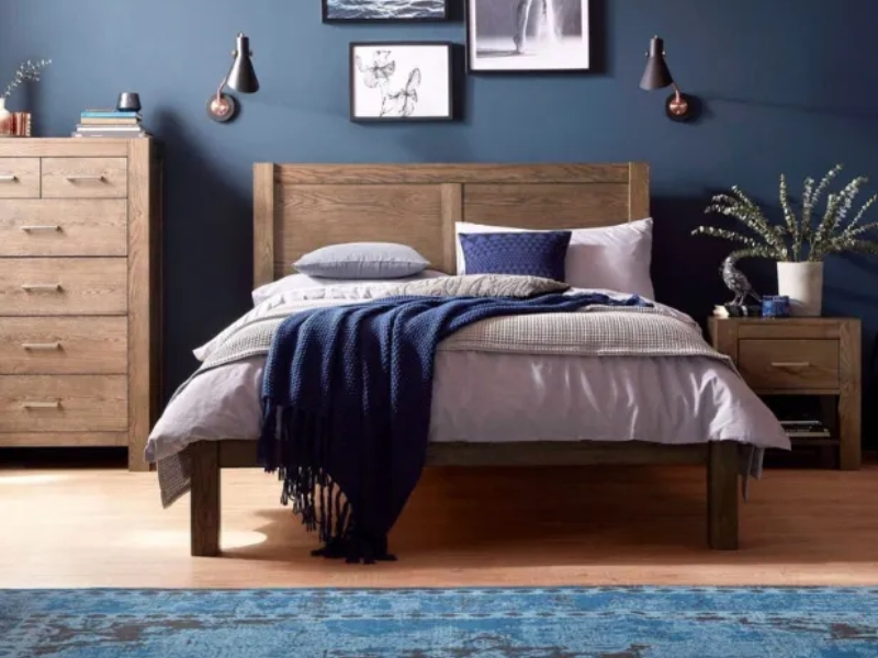 Màu gỗ ấm áp giúp trung hòa sự lạnh lẽo của tông xanh trong phòng ngủ