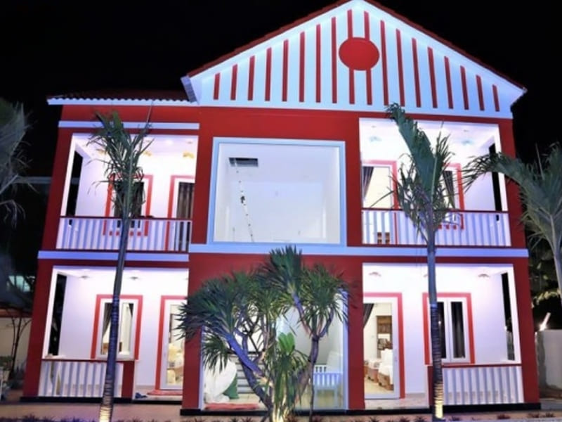 Gam màu đỏ đô mang lại vẻ đẹp quyền quý và giàu năng lượng cho mặt tiền nhà Gam màu đỏ đô mang lại vẻ đẹp quyền quý và giàu năng lượng cho mặt tiền nhà