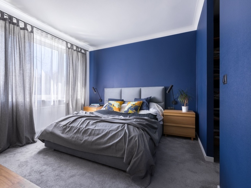 Tông xanh biển đậm tạo nên sự cá tính và chiều sâu huyền bí cho không gian nghỉ ngơi