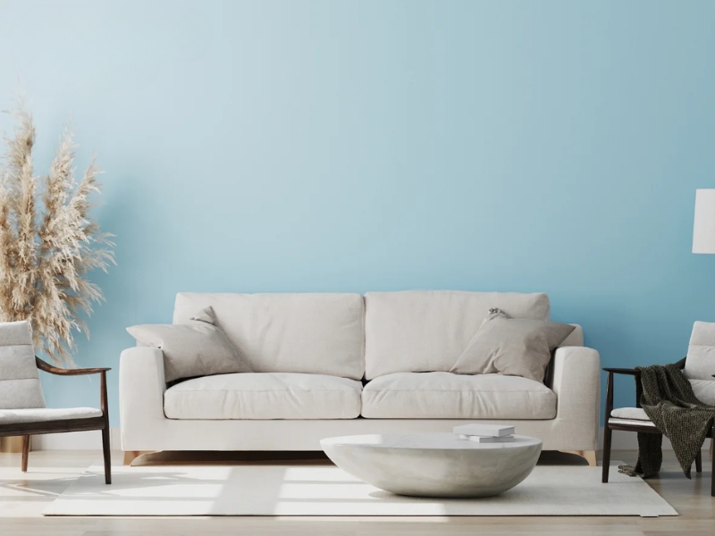 Lớp sơn màu xanh dương nhạt giúp căn phòng trở nên rộng rãi và ngập tràn ánh sáng