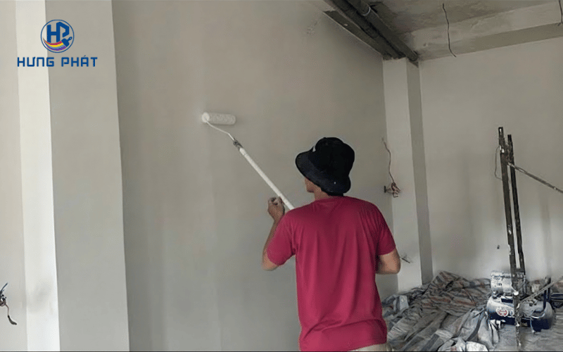 Thợ thi công lớp sơn phủ Maxilite M16 trên bề mặt tường nội thất đã xử lý Thợ thi công lớp sơn phủ Maxilite M16 trên bề mặt tường nội thất đã xử lý