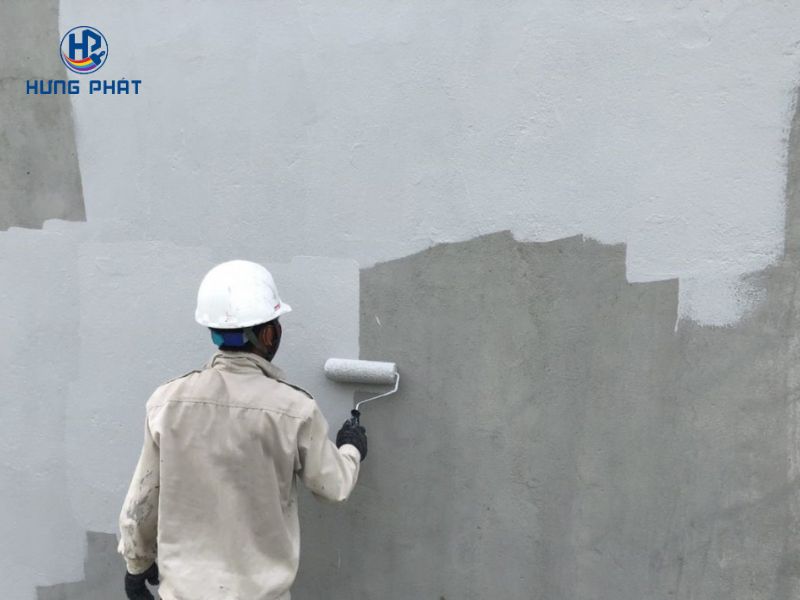 Thợ thi công đang sơn lớp sơn lót ngoại thất cho công trình